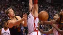 Pemain Cleveland Cavaliers, Mike Dunleavy #3 memberikan umpan kepada rekannya melewati hadangan Raptors, Jonas Valanciunas #17 pada laga NBA di Air Canada Centre, (6/12/2016). (Reuters/Dan Hamilton-USA TODAY Sports)