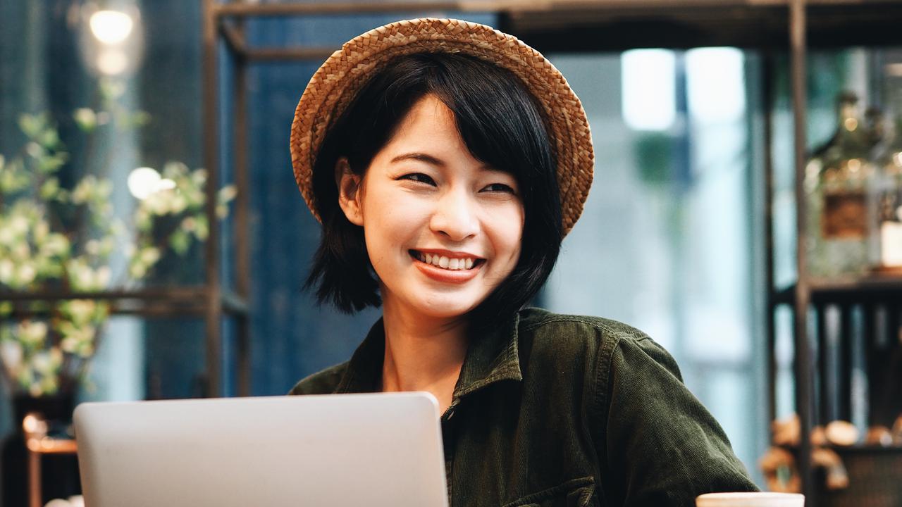 perempuan karir tersenyum