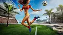 Model seksi mengenakan jersey hot dari kesebelasan Spanyol (Foto:Tim Tadder)