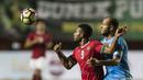 Striker Timnas Indonesia, Marianus Wanewar, dijaga ketat bek Puerto Rico, Emmanuel D'Andrea, saat laga persahabatan di Stadion Maguwoharjo, Sleman, Selasa (13/6/2017). Kedua negara bermain imbang 0-0.(Bola.com/Vitalis Yogi Trisna)