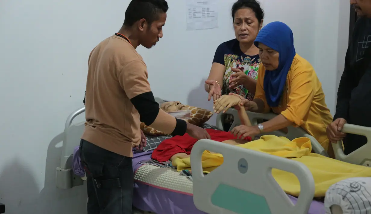 Selama 7 tahun pentolan Panbers  ini melawan penyakitnya, dan kini keluarga berusaha ikhlas melepas kepergian Benny untuk selamanya. Meskipun tak dapat dipungkiri, kesedihan pasti mereka rasakan. (Adrian Putra/Bintang.com)