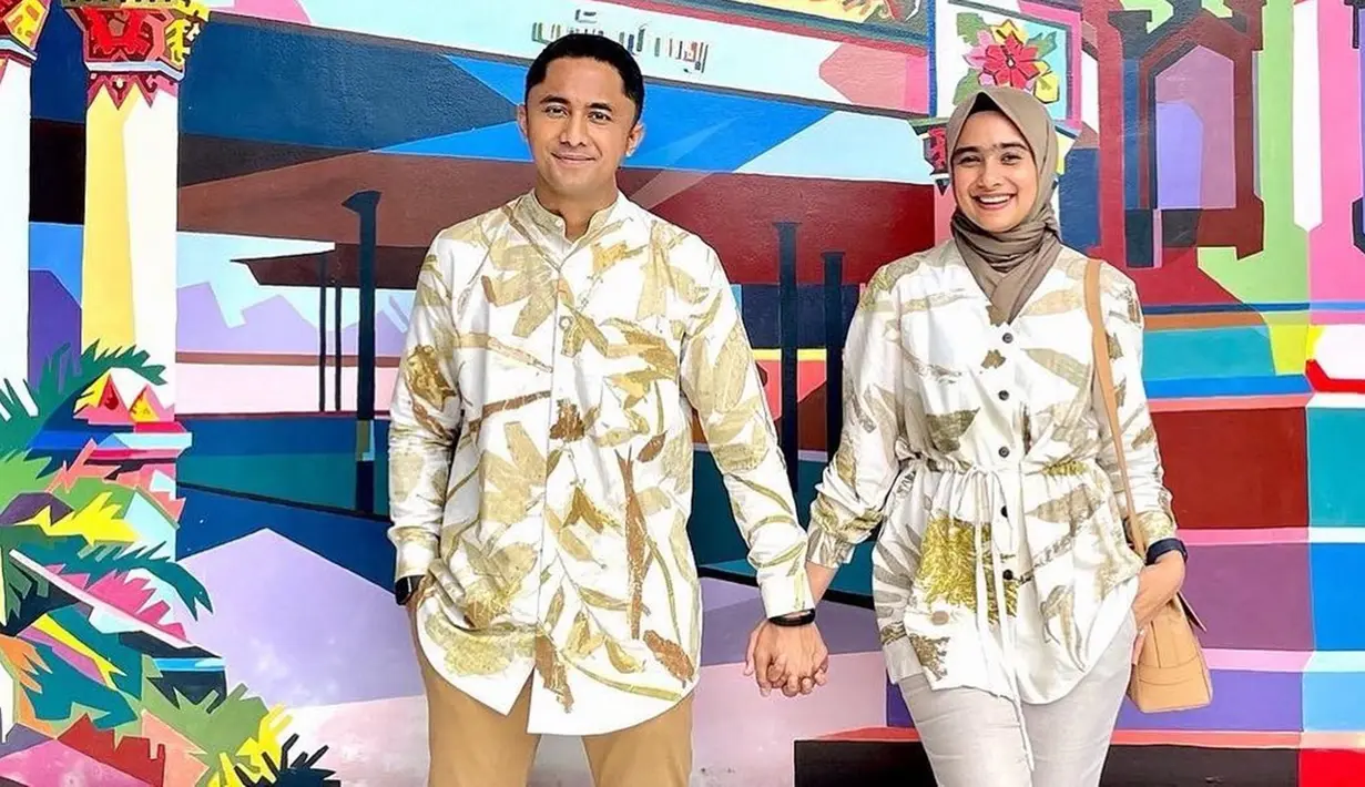 Tak hanya kemesraan keduanya saja yang menjadi sorotan, akan tetapi pasangan satu ini juga kerap tampil kompak dengan busana senada. Penampilan keduanya ini bahkan sering kali ramai oleh pujian netizen. (Liputan6.com/IG/@hengkykurniawan)