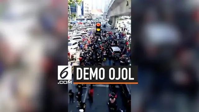 Pengemudi taksi online dari seluruh Indonesia, melakukan aksi demo di depan kantor Gojek di Blok M, Jakarta. Mereka meminta perubahan beberapa peraturan di Gojek.