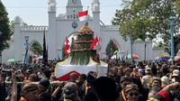 Keraton Kasunanan Surakarta Hadiningrat atau Keraton Solo menggelar kirab Gunungan Grebeg Maulud untuk memperingati puncak Peringatan Maulid Nabi Muhammad SAW, Jumat (5/9/2025). (Liputan6.com/Fajar Abrori)
