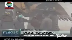 Proses eksekusi tanah di Jalan Kepiting, Banyuwangi tidak berjalan mulus. Sejumlah warga melakukan perlawanan untuk menghentikan proses eksekusi. Warga meminta pihak pemenang sengketa datang untuk melakukan mediasi lebih dahulu.