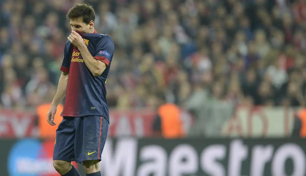 Lionel Messi tertunduk usai timnya menelan kekalahan 0-4 saat melawan Bayern Munchen pada leg pertama semifinal Liga Champions musim 2012/13 di Allianz Arena, Munich. (AFP/Christof Stache)