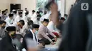 Gubernur DKI Jakarta Anies Baswedan saat melaksanakan salat Idul Adha di Masjid Fatahillah Balai Kota, Jumat (31/7/2020). Selain mengenakan masker, para jemaah juga harus mengambil jarak sekitar satu meter dari sisi kiri dan kanan. (Liputan6.com/Immanuel Antonius)