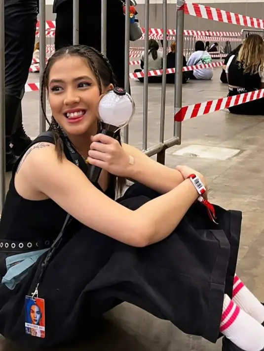 Ada juga Zara Adhisty yang tampil serba hitam dengan tank top, long pants, serta sepatu platform.