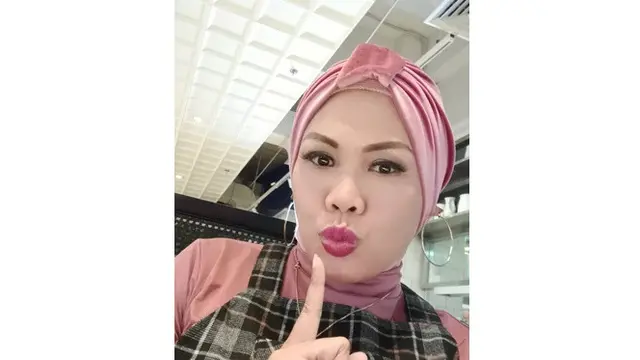 Lakukan Tanam Benang di Wajah, Ini 6 Potret Ely Sugigi Tampil Glowing