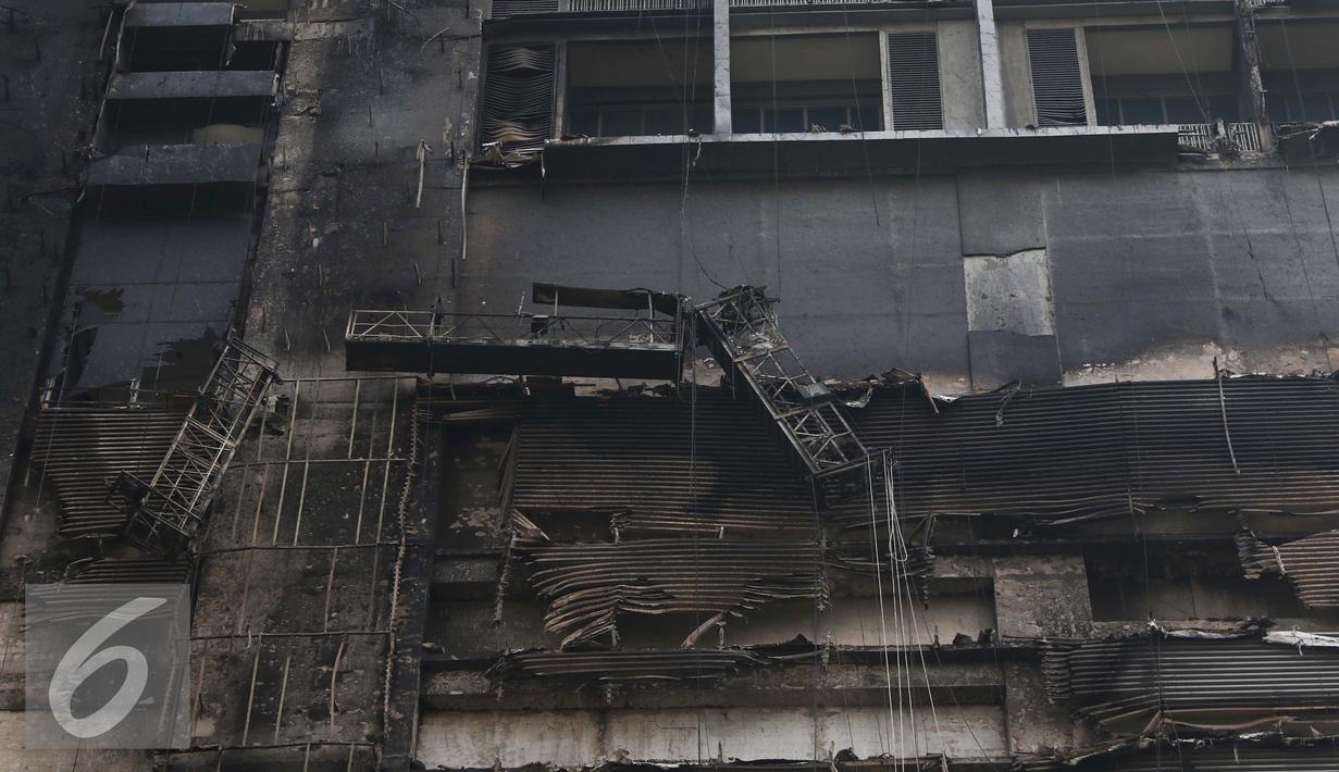Kondisi Gedung Neo Soho yang hangus pasca kebakaran di Tanjung Duren, Jakarta, Kamis (10/11). Kebakaran Gedung yang masih dalam tahap pembangunan itu terjadi Rabu (9/11) sekitar pukul 20.30. (Liputan6.com/Gempur M. Surya)