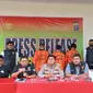 Konferensi pers pengungkapan pencabulan anak oleh ketua geng motor di Kecamatan Mandau, Kabupaten Bengkalis. (Liputan6.com/M Syukur)