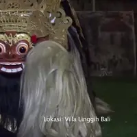 Villa Linggih Bali memberikan sentuhan yang berbeda dari penginapan yang lainnya. Mengusung tema yang serba Bali, seperti ini tari asal Bali di malam hari.