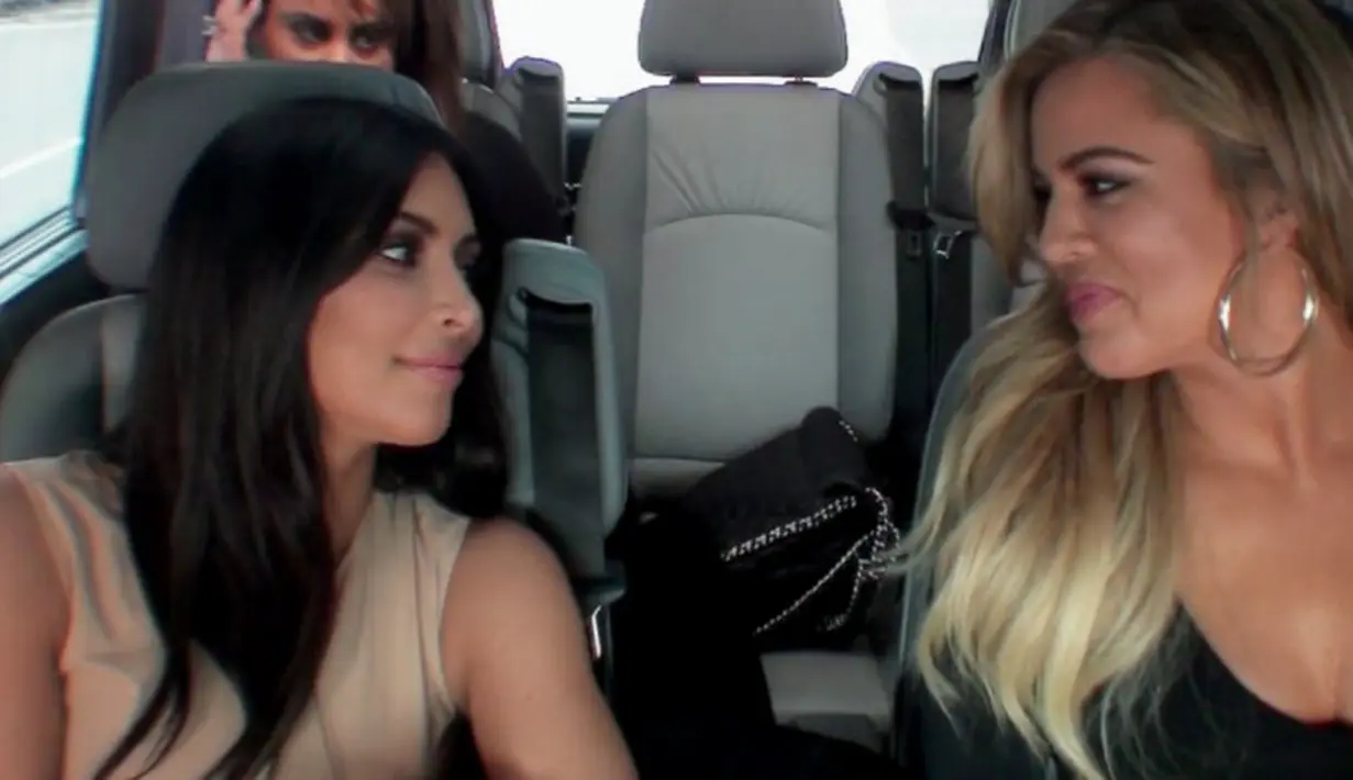 "Kim Kardashian dan Khloe Kardashian melewati waktu bersama dan drama keluarga malah membuat mereka semakin kuat," jelas sumber. (Wetpaint)