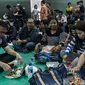Melepas lelah usai bertanding, Menpora Imam Nahrawi melepas lelah dengan lesehan makan bersama sejumlah wartawan yang datang meliput. (Bola.com/Vitalis Yogi Trisna)
