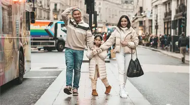 Gading Marten, Gisella Anastasia dan Gempita Nora Marteen diketahui tengah menikmati waktu liburan bersama di Eropa. Ketiga bahkan terlihat menggunakan busana senada saat berada di London, Inggris. (Liputan6.com/IG/@gadiiing)