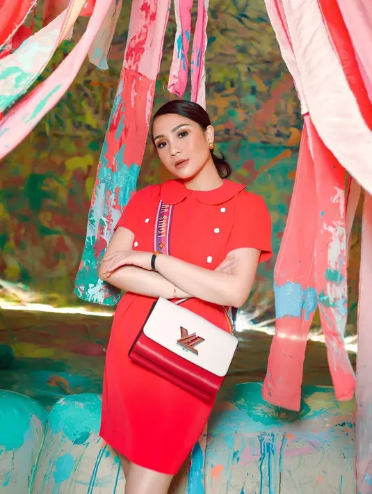 Di sisi lain, Gigi pun introspeksi diri apakah sudah baik atau belum. Tidak mengandalkan sang suami, Gigi pun berusaha untuk berubah lebih baik lagi. (Instagram/raffinagita1717)