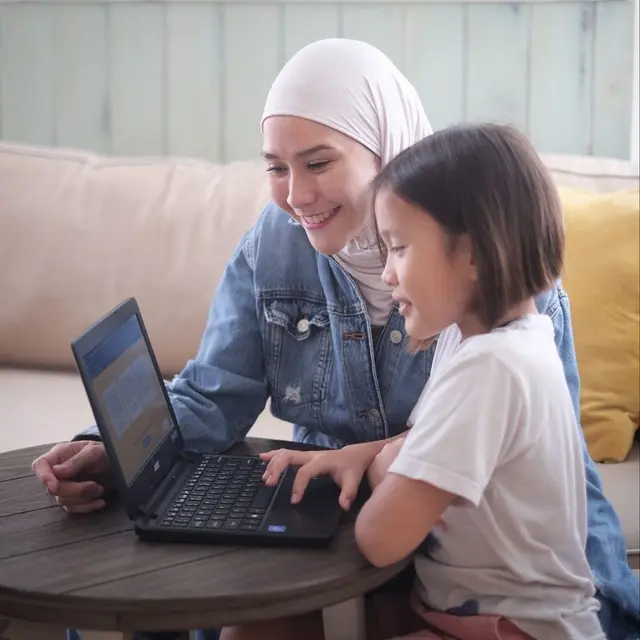 Terharu Anak Mulai Berhijab, Ini 5 Momen Zaskia Adya Mecca Momong Kala Madali