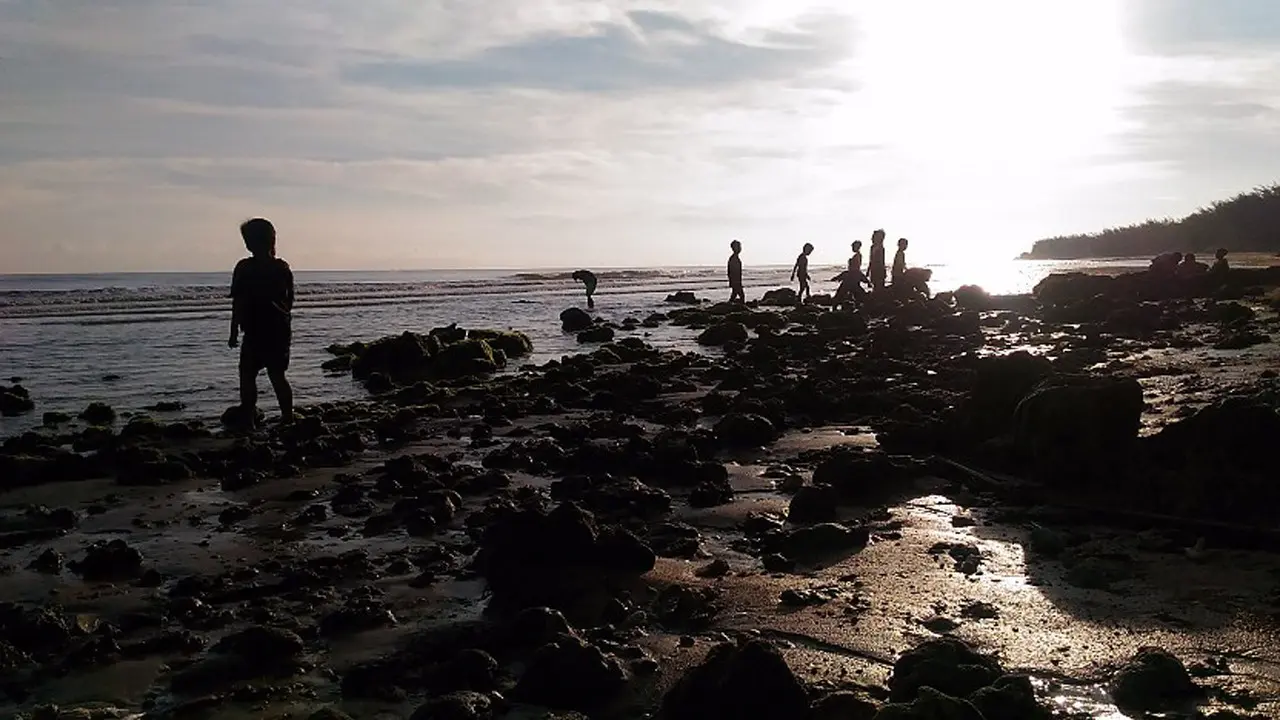  Pantai Slopeng di Kabupaten Sumenep, Madura, sebelumnya terkenal dengan ciri khas keindahan hamparan gunung pasir. (Liputan6.com/Mohamad Fahrul)