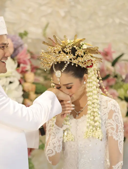 "Aku memang sempat nangis dan udah feeling Redi pasti buyar untuk ucapin ijab. Dan bener aja kan sampai dia tadi nggak konsen lihat aku nangis," sambung Ryana Dea. (Galih W. Satria/Bintang.com)