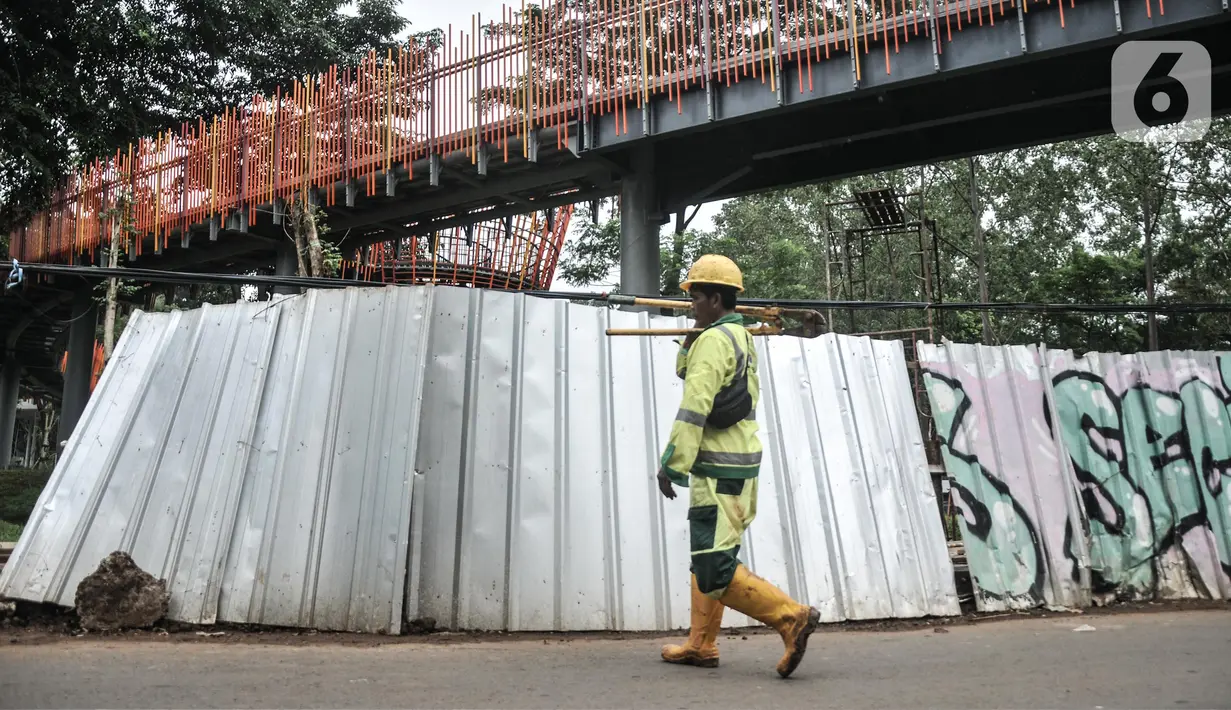 Pekerja menyelesaikan pembangunan Tebet Eco Garden di Jakarta Selatan, Kamis (3/3/2022). Pembangunan Tebet Eco Garden masuk proses finishing dan akan memiliki fasilitas jembatan penghubung, area bermain anak, community garden, thematic garden, dan sarana olahraga. (merdeka.com/Iqbal S. Nugroho)
