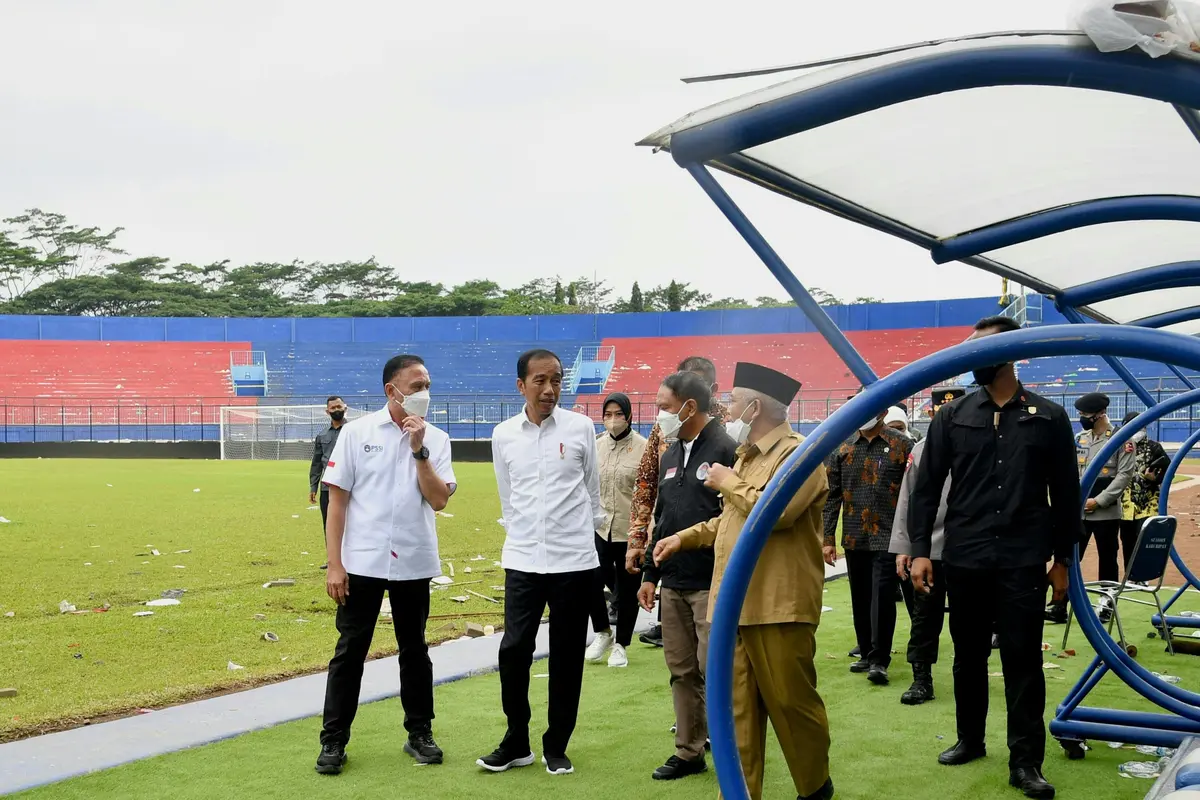 Foto: Iwan Bule Dampingi Jokowi Tinjau Lokasi Tragedi Kanjuruhan