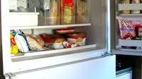 Ketahui 3 jenis bahan makanan yang gak boleh kamu simpan di freezer lemari pendingin.