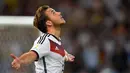 Penyerang Jerman Mario Goetze merayakan golnya dengan selebrasi menatap langit saat Jerman bertemu Argentina,The Maracana Stadium, Rio de Janeiro (13/07/2014) (AFP PHOTO/ODD ANDERSEN)