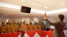 Konduktor dan pendiri Twillite Orchestra, Addie MS memimpin para Legiun Veteran Republik Indonesia (LVRI) menyanyikan lagu Indonesia Raya di kawasan Harapan Indah, Bekasi pada Kamis (1/8/2019). (Fimela.com/ Bambang E Ros)