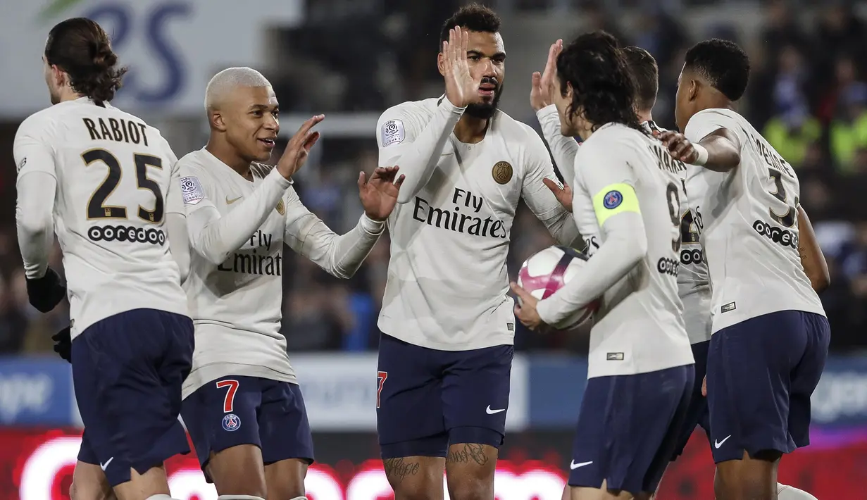 Para pemain Paris Saint Germain (PSG) merayakan gol yang dicetak oleh Edinson Cavani ke gawang RC Strasbourg pada laga Liga 1 Prancis di Stadion Stade de la Meinau, Rabu (5/12). Kedua tim bermain imbang 1-1. (AP/Jean-Francois Badias)