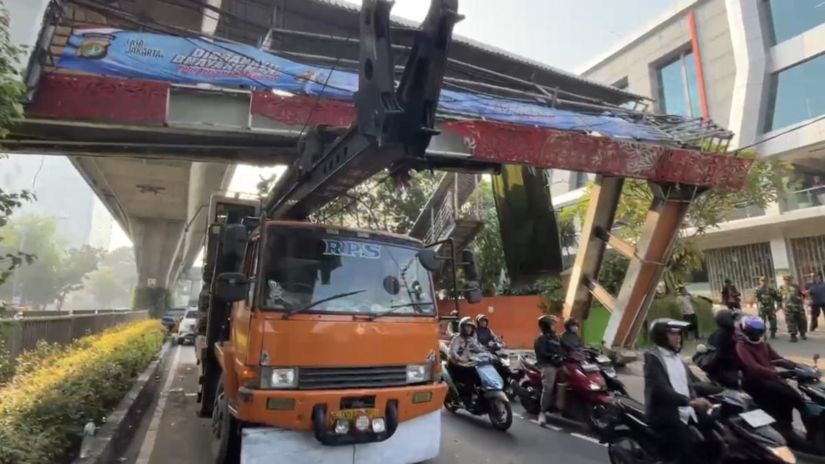 Kronologi Truk Angkut Alat Berat Tabrak JPO Tendean