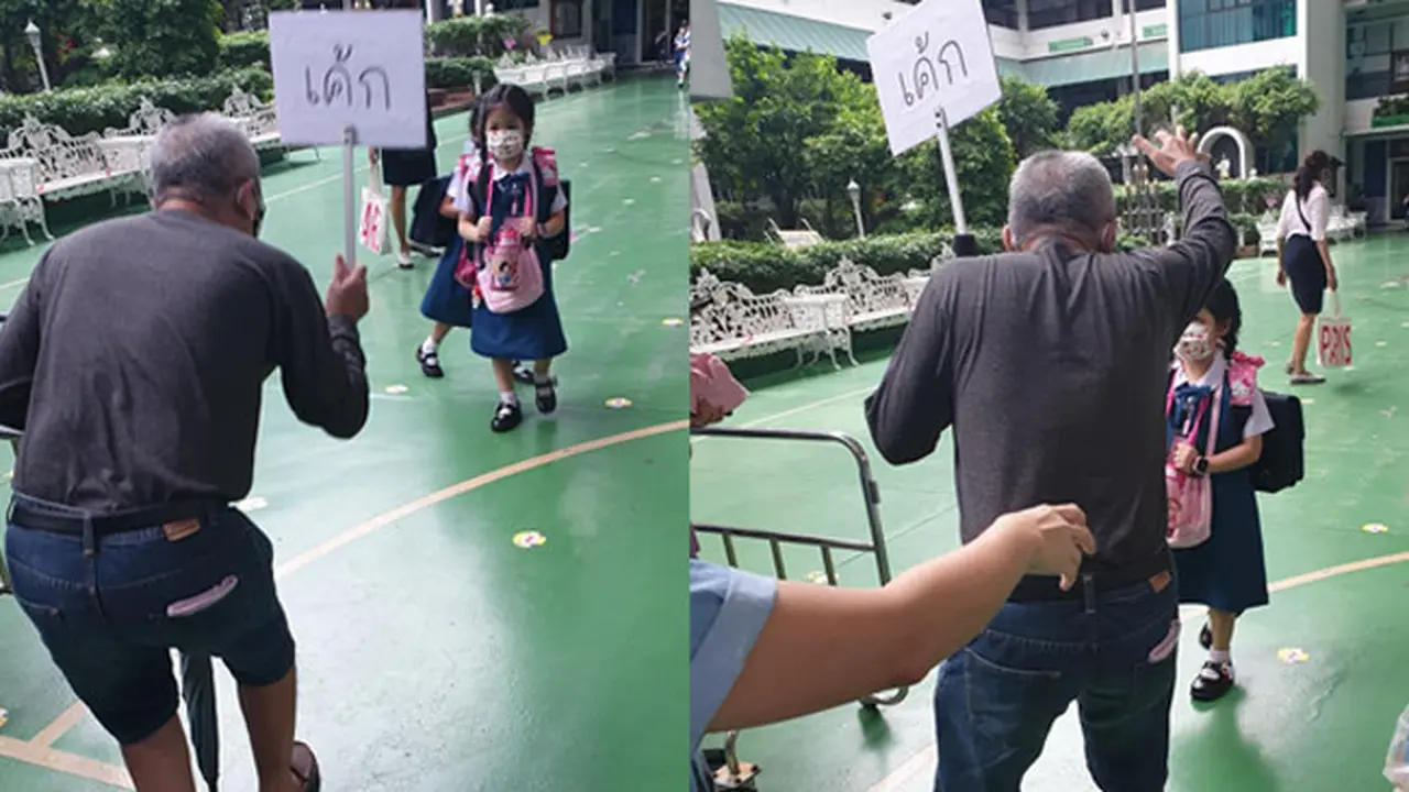 Kesulitan Cari Cucu di Antara Siswa Bermasker, Kakek Ini Bawa Papan Nama ke Sekolah