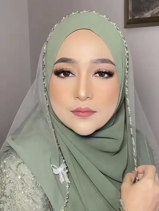 Saat resepsi, masih dipoles dengan MUA yang sama, Cindy pun tampil memesona mengaplikasikan makeup flawless, dengan bulu mata yang on point.@bidurybeauty