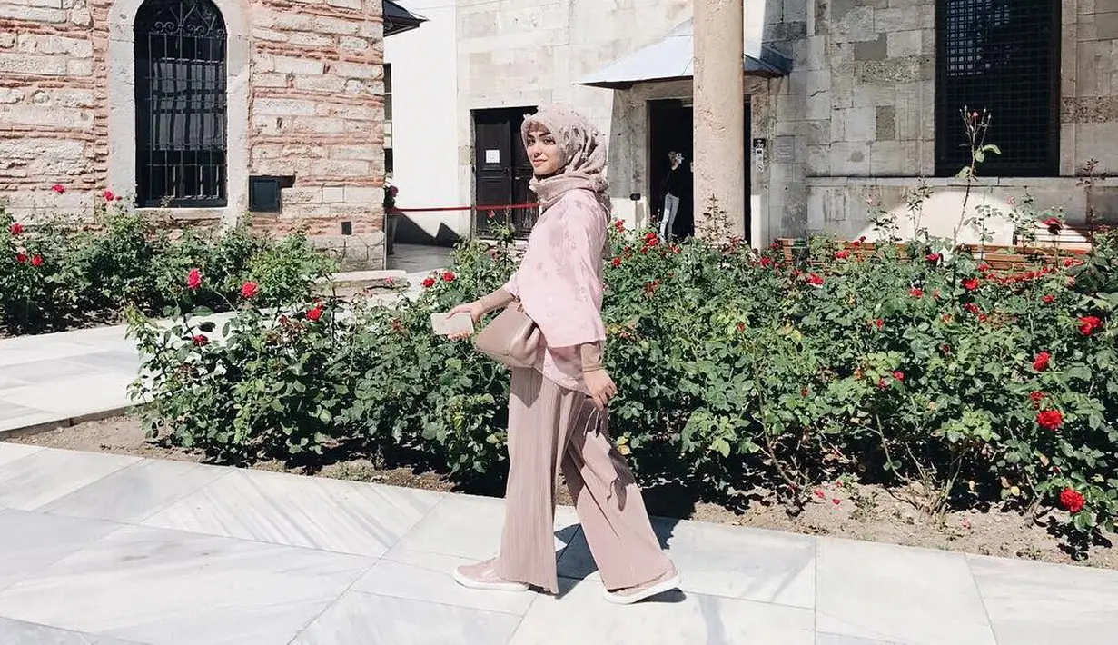 Banyak warganet yang memuji penampilan Vebby saat berhijab. Mereka beranggapan Vebby terlihat lebih cantik saat mengenakan hijab. (Foto: instagram.com/vebbypalwinta)