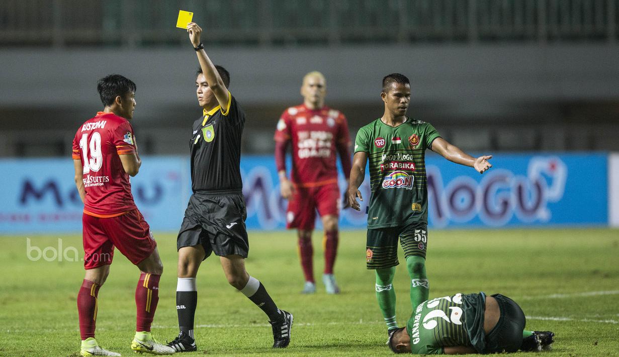Gelandang Arema FC, Ahmad Bustomi, menerima kartu kuning saat melawan PS TNI pada laga Liga 1 di Stadion Pakansari, Bogor, Senin (3/7/2017). Kedua klub bermain imbang 0-0. (Bola.com/Vitalis Yogi Trisna)