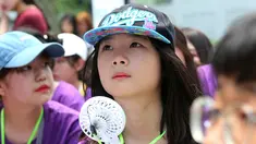 Seorang siswa memegang kipas portabel saat berunjuk rasa di Kedutaan Besar Jepang di Seoul, Korea Selatan, Rabu (1/8). Badan Meteorologi Korea Selatan mengeluarkan peringatan gelombang panas untuk Seoul dan kota-kota lainnya. (AP Photo/Ahn Young-joon)