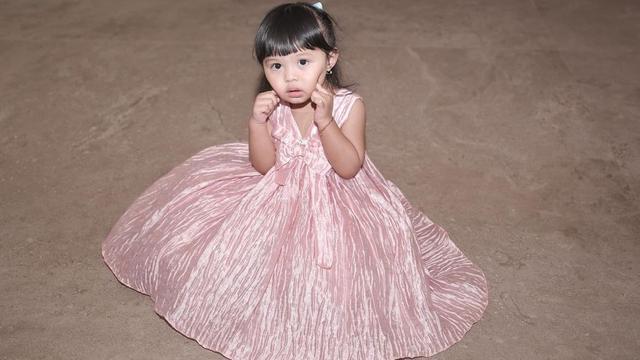 Definisi Bayi Sultan, 6 Gaya Ameena Pose di Depan Kado Mobil Pemberian Atta Halilintar-Aurel Hermansyah