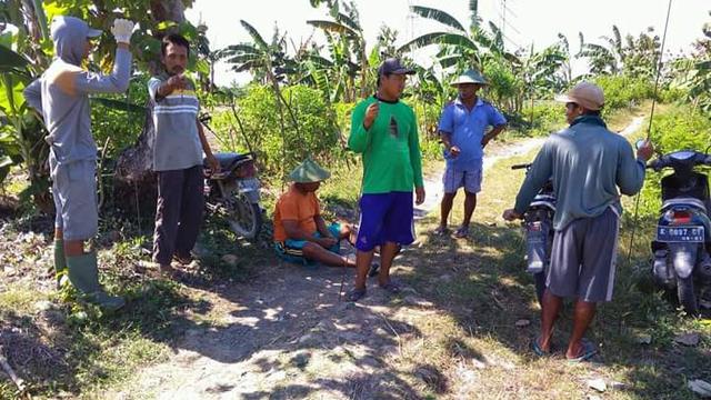 Warga Blora, para pemburu benda kuno di kuburan kuno. (Foto: Liputan6.com/Ahmad Adirin)