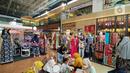 Suasana pameran batik di Mal Botani Square, Bogor, Jawa Barat, Minggu (2/10/2022). Acara ini diselenggarakan oleh Dewan Kerajinan Nasional Daerah (Dekranasda) Kota Bogor. (Liputan6.com/Magang/Aida Nuralifa)