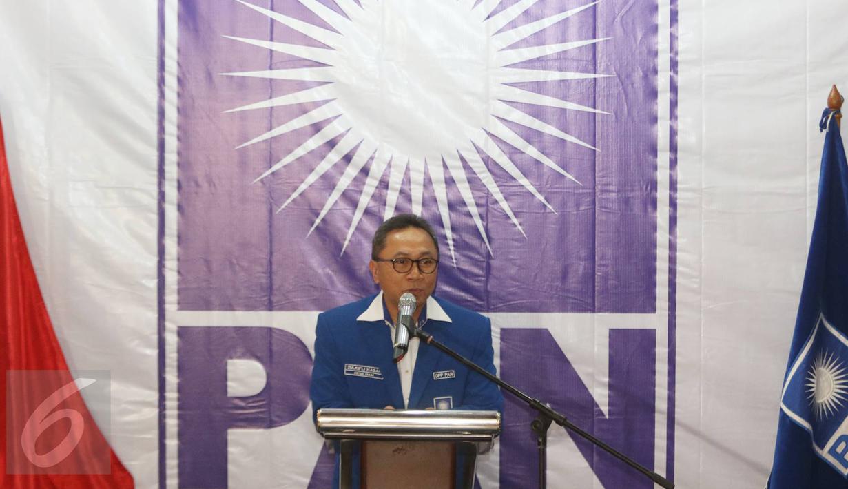 Ketua Umum PAN Zulkifli Hasan memberikan pernyataan saat deklarasi dukungan di Jakarta, Rabu (22/3). Dewan Pengurus Pusat PAN secara resmi mendeklarasikan dukungan untuk cagub dan cawagub nomor urut tiga Anies-Sandiaga. (Liputan6.com/Immanuel Antonius)