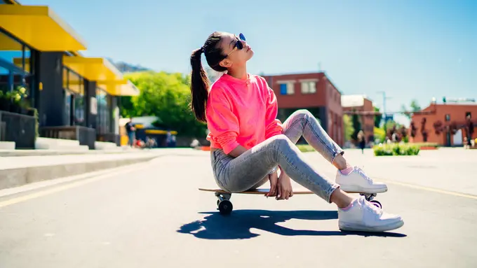 Rekomendasi Sneakers yang Lagi Tren, Pasti Bikin Penampilan Jadi Makin Kece!