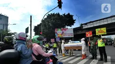 Petugas Gabungan membawa peti mati di hadapan pengendara bermotor di perempatan Fatmawati, Jakarta Selatan, Kamis (3/9/2020). Kegiatan berkeliling membawa peti jenasah tersebut dilakukan oleh petugas gabungan dari wilayah Kecamatan Cilandak. (merdeka.com/Arie Basuki)
