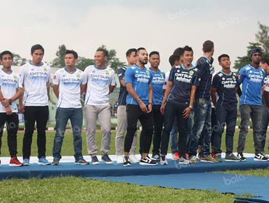 Pemain Persib tampil dengan jersey baru saat acara launching jelang bergulirnya Torabika Soccer Championship (TSC) 2016 Presented by IM3 Ooredoo di Stadion Siliwangi, Bandung, Sabtu (23/4/2016). (Bola.com/Permana Kusumadijaya)