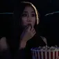 Ilustrasi nonton film horor. (Photo by cottonbro: https://www.pexels.com/photo/photo-of-a-woman-eating-popcorn-at-a-movie-theater-8263358/)