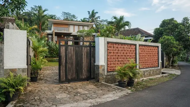 Model Gerbang Rumah Desa Modern yang Dipadukan Dengan Pagar Roste