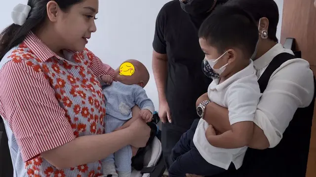 5 Potret Menlu Retno Marsudi Jenguk Anak Kedua Raffi Ahmad, Ajak Sang Cucu