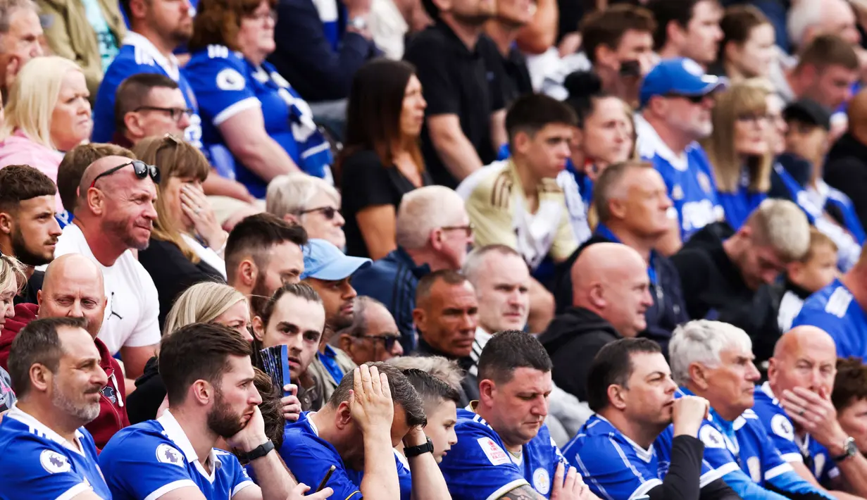 Suporter Leicester City tampak lesu saat menyaksikan laga melawan West Ham United pada laga Liga Inggris di Stadion King Power, Minggu (28/5/2023). The Foxes resmi degradasi setelah mengakhiri musim di urutan 18 klasemen akhir dengan 34 poin. (AFP/Darren Staples)