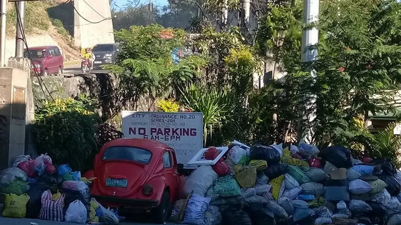 Parkir Sembarangan, Mobil ini Ditutupi Sampah