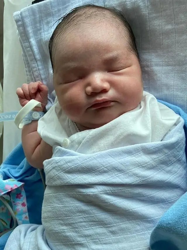 5 Potret Anak Kedua Vicky Shu yang Baru Lahir, Punya Berat Hampir 4 Kilogram