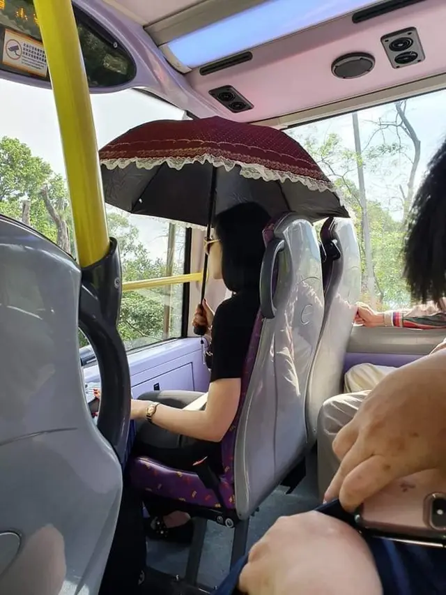 6 Aksi Lucu Emak-Emak saat Pakai Payung Ini Bikin Geleng Kepala