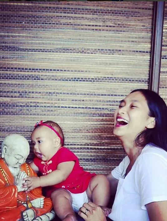 “Saya belum berpikir dia jadi apa. Yang pasti dia tumbuh dikehidupan yang saya jalani. Yang pasti dia bisa melihat isyarat yang saya tunjukan, banyak nonton pertunjukan biar ada empati," ungkap ibu bahagia ini. (via instagram/@happysalma)